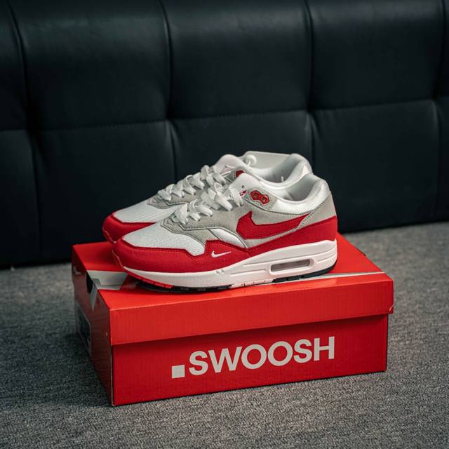 核心私 Nike Air Max 1 耐克气垫 缓震 耐磨运动鞋 鞋身材质均选择皮革 织物 麂皮多种材质覆盖 保证质感的前提下 层次感也相当不错 带有开窗式 A