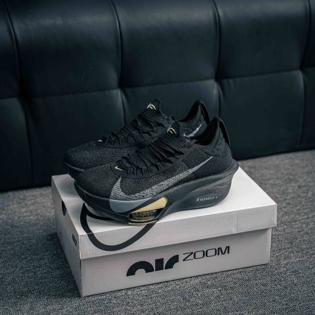 核心私 Nike Air Zoom Alphafly Next% Ek 整体采用前作的设计语言，并且对后者的细节进行升级，马拉松和长距离路跑的性能极限设计而生。