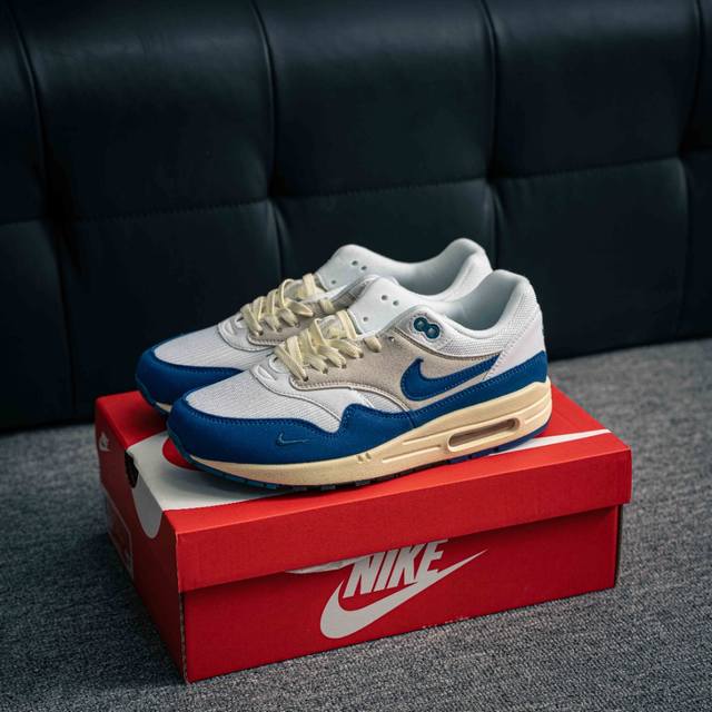 核心私 Nike Air Max 1 耐克气垫 缓震 耐磨运动鞋 鞋身材质均选择皮革 织物 麂皮多种材质覆盖 保证质感的前提下 层次感也相当不错 带有开窗式 A