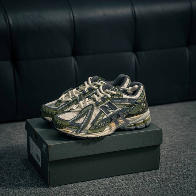 核心私 New Balance 1906系列 休闲鞋 #采用轻质牛剖革拼接透气网眼衬垫织物鞋面材质 T-Beam大底提供足步弓支撑，保持步态稳定 后跟搭载外露缓