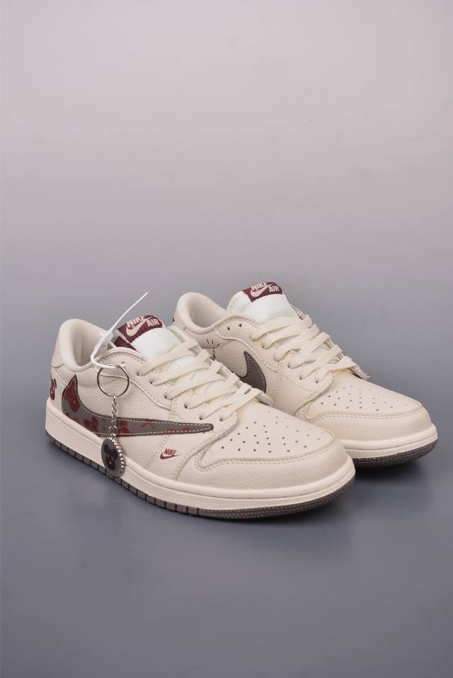 Fragment X Travis Scott X 暴力熊 Air Jordan 1 Low 三方联名倒钩 全新的三方联名低帮倒钩鞋面延续了黑脚趾设计，整双鞋以