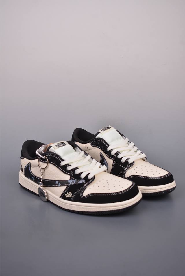 Fragment X Travis Scott X 北面 Air Jordan 1 Low 三方联名倒钩 全新的三方联名低帮倒钩鞋面延续了黑脚趾设计，整双鞋以全