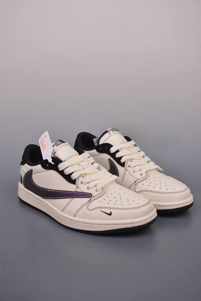 Fragment X Travis Scott X 北面 Air Jordan 1 Low 三方联名倒钩 全新的三方联名低帮倒钩鞋面延续了黑脚趾设计，整双鞋以全