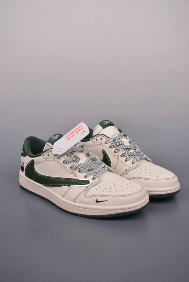 Fragment X Travis Scott X Dior Air Jordan 1 Low 三方联名倒钩 全新的三方联名低帮倒钩鞋面延续了黑脚趾设计，整双鞋