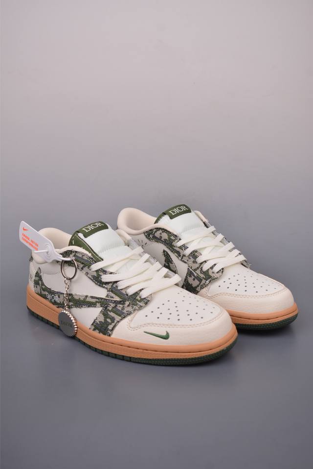 Fragment X Travis Scott X Dior Air Jordan 1 Low 三方联名倒钩 性价比原盒出货 全新的三方联名低帮倒钩鞋面延续了黑