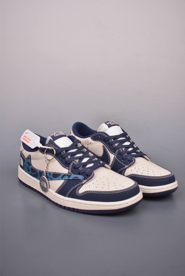 Fragment X Travis Scott X 北面 Air Jordan 1 Low 三方联名倒钩 性价比原盒出货 全新的三方联名低帮倒钩鞋面延续了黑脚趾