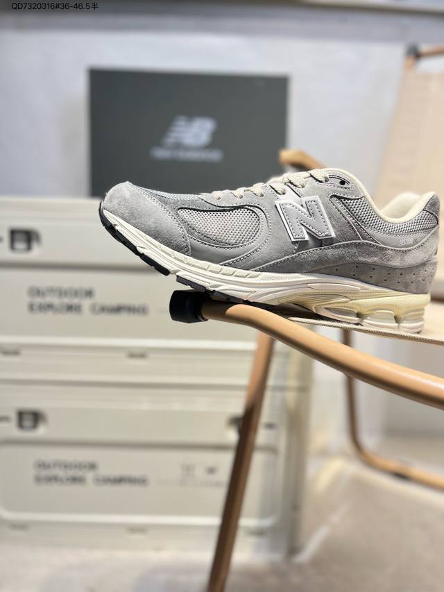 New Balance 2002R 复古单品Newbalance2002R经典的配色，沿袭了面世之初的经典科技，以Encap中底配以升级版N-Ergy缓震物料。