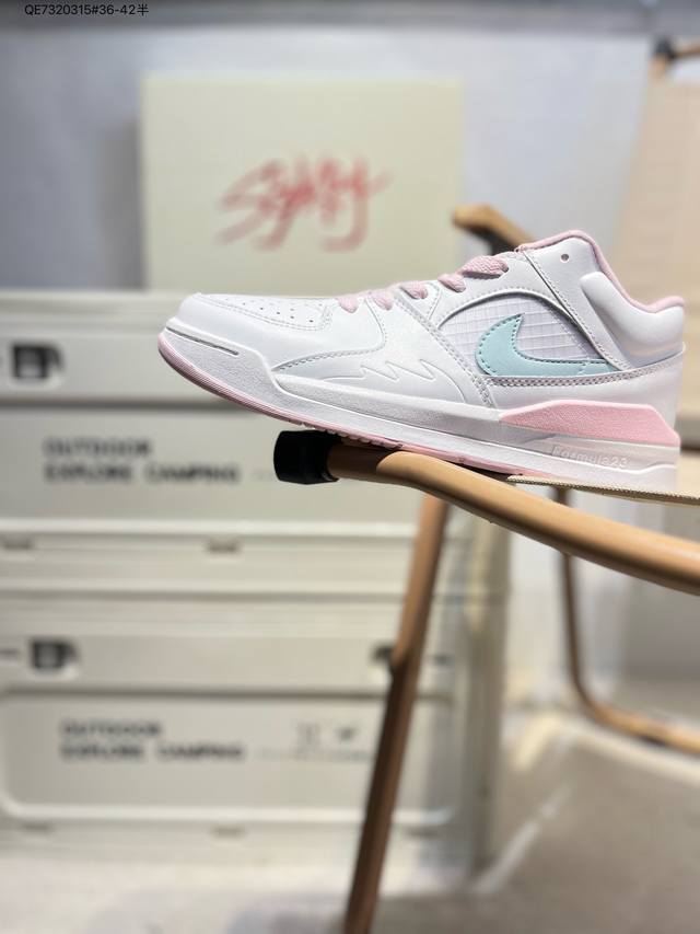 Air Jordan Stadium Aj90 潮流运动板鞋 充满了对Tinkerhathield 原创设计的致敬 包括中足网状面板、前足外侧的鲨鱼齿轮廓、加垫