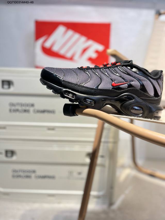 耐克Nike Air Max Plus是Nike旗下另类鞋款的代表，Tn 它诞生于1996年，是第一款使用Tunedair气垫的跑鞋，其特点就在于实现各气室间气