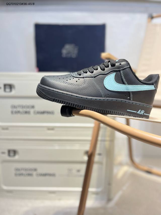 耐克 Nike Air Force 1 '07空军一号 百搭休闲运动板鞋。柔软、弹性十足的缓震性能和出色的中底设计，横跨复古与现代的外型结合，造就出风靡全球三十