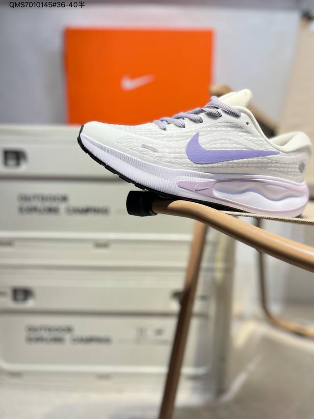 Nike Journey Run 耐克跑鞋 使用了新型的缓震材料 脚感偏韧 后跟有加厚的海绵填充 鞋子前掌和后掌做了加宽设计 增加了跑步时的稳定性 织物加网纱的