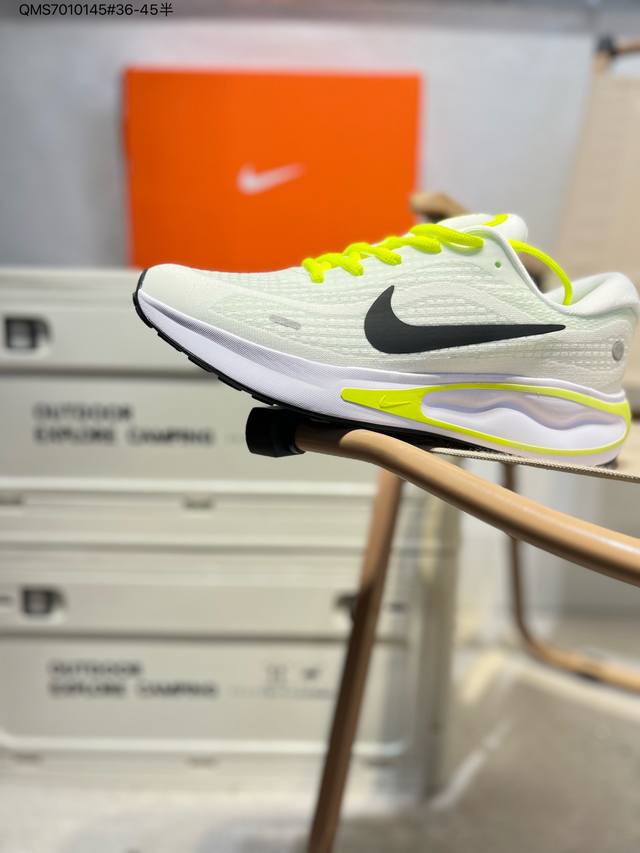 Nike Journey Run 耐克跑鞋 使用了新型的缓震材料 脚感偏韧 后跟有加厚的海绵填充 鞋子前掌和后掌做了加宽设计 增加了跑步时的稳定性 织物加网纱的
