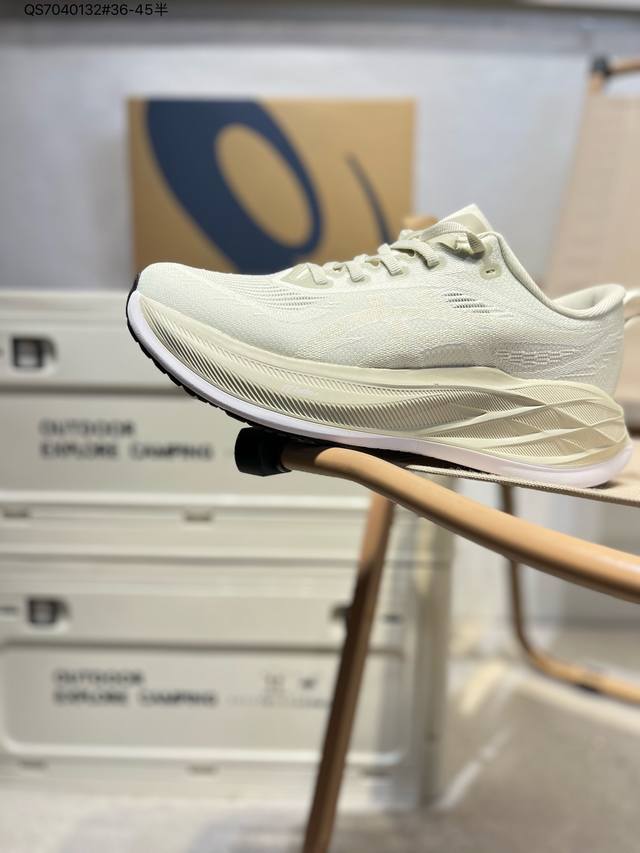 Asics Superblast 2 Paris亚瑟士经典跑鞋 如今机能风和户外风吹得正劲，便是主打“Urban Outdoor机能越野风格”，城市和户外场景都