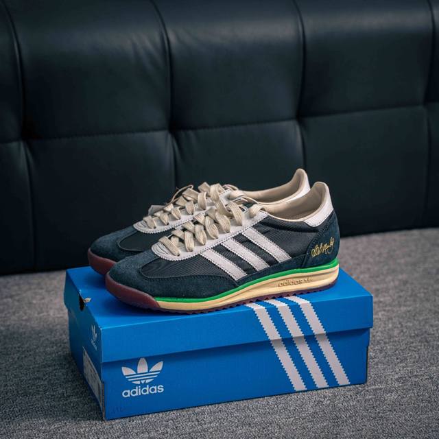 核心私 Adidas Originals Sl 72 Rs 超轻便透气复古慢跑鞋 鞋头的设计饱满圆润 鞋面是翻毛皮和尼龙材质结合 上脚舒适柔软 橡胶大底非常耐磨