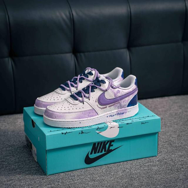 核心私 Nike Court Vision Low 校园风低帮复古篮球板鞋男女运动鞋。延续80年代复古篮球鞋，添加学院风细节。皮革组合鞋面，利落风格，重现复古篮