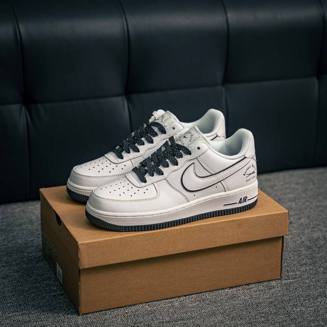 核心私 Air Force 1 原装级别 原楦头原纸板 打造纯正空军版型专注外贸渠道 全掌内置蜂窝气垫 原盒配件 原厂中底钢印、拉帮完美 货号：Ns0517 0
