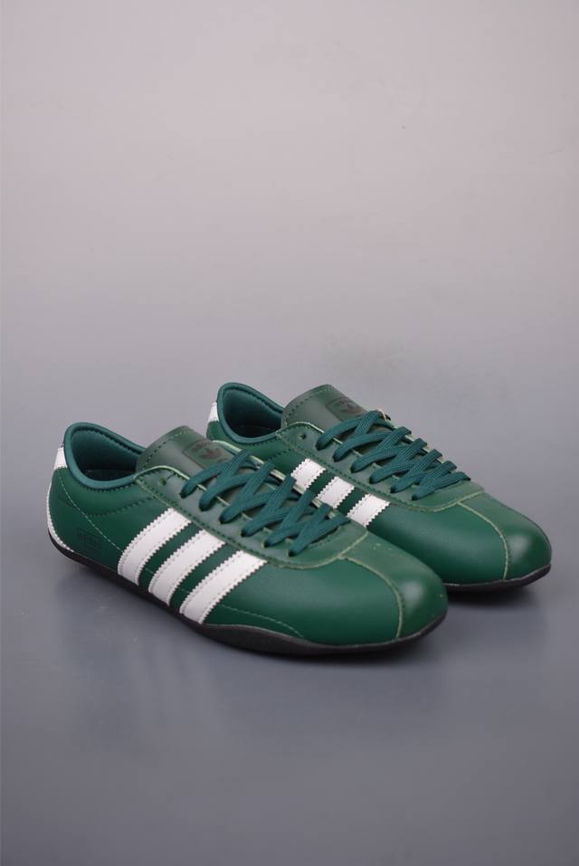 阿迪达斯Adidas Originals Tokyo 东京限定系列 复古百搭薄底德训运动T头鞋 采用复合牛津布组合翻毛皮饰片鞋面材质 外置Rb橡胶大底 将经典与
