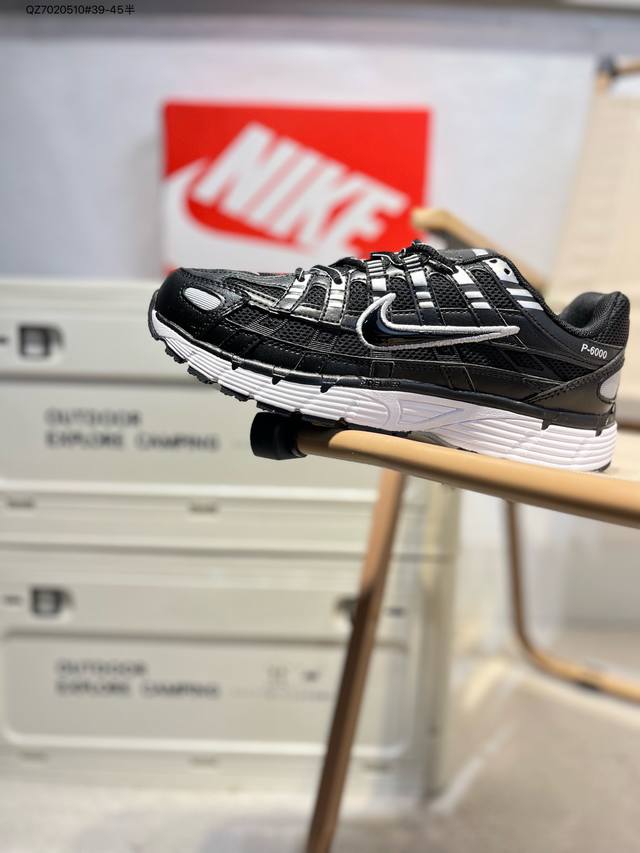 耐克 Nike P-6000 Laser Blue 复古科技个性运动老爹鞋。该鞋款鞋面采用纵横交错的覆面，重现 2000 年代跑鞋风格，同时搭配缓震鞋垫，带来舒