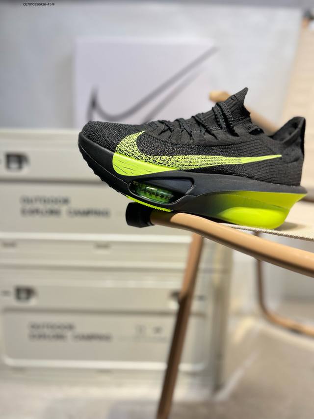 新品发布 Nike Air Zoom Alphafly Next%整体采用前作的设计语言，并且对后者的细节进行升级，马拉松和长距离路跑的性能极限设计而生。货号: