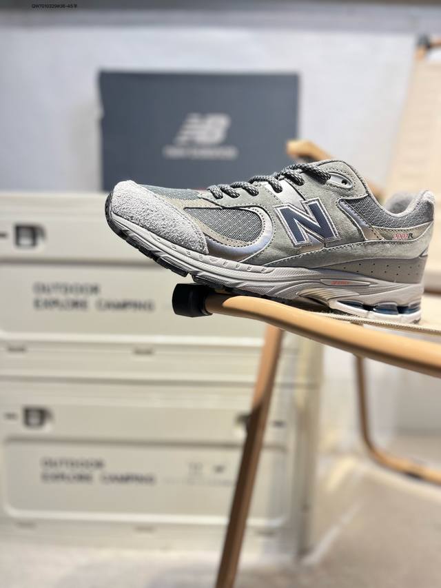 New Balance 2002R 复古单品Newbalance2002R经典的配色，沿袭了面世之初的经典科技，以Encap中底配以升级版N-Ergy缓震物料。