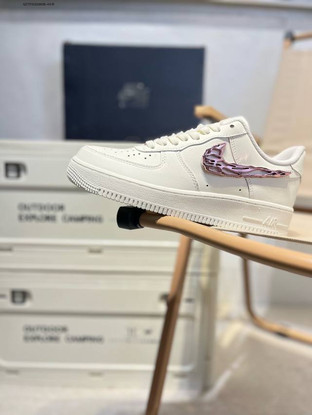 耐克 Nike Air Force 1 '07空军一号 百搭休闲运动板鞋。柔软、弹性十足的缓震性能和出色的中底设计，横跨复古与现代的外型结合，造就出风靡全球三十
