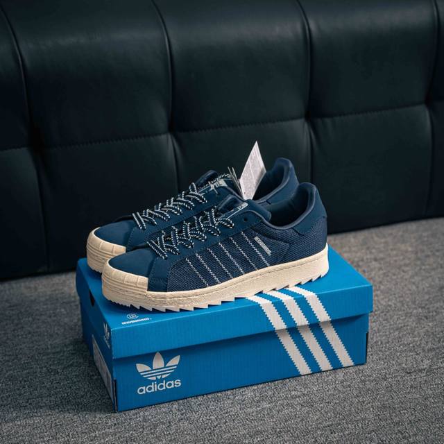 核心私 Clot X Adidas Originals Superstar 陈冠希全新设计 鞋身整体以Adidas经典的”Superstar“为蓝本设计 将标志