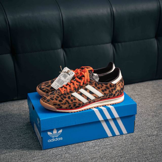 核心私 Adidas Originals Sl 72 Rs 超轻便透气复古慢跑鞋 鞋头的设计饱满圆润 鞋面是翻毛皮和尼龙材质结合 上脚舒适柔软 橡胶大底非常耐磨