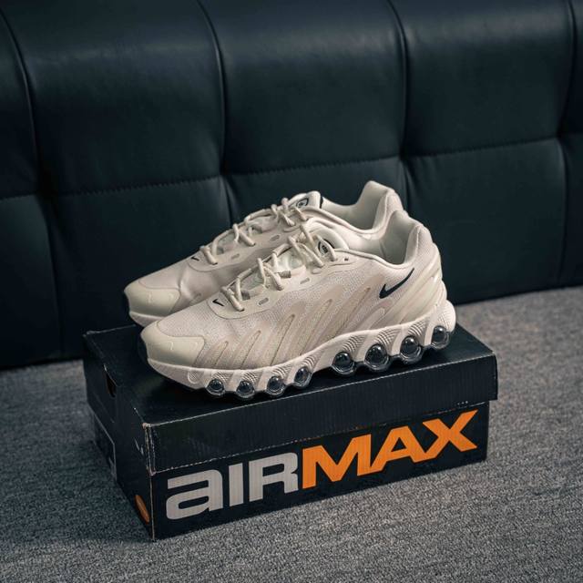 核心私 Nike Air Max Dn8 耐克气垫 缓震 耐磨运动鞋 鞋身材质均选择皮革 织物 麂皮多种材质覆盖 保证质感的前提下 层次感也相当不错 带有开窗式