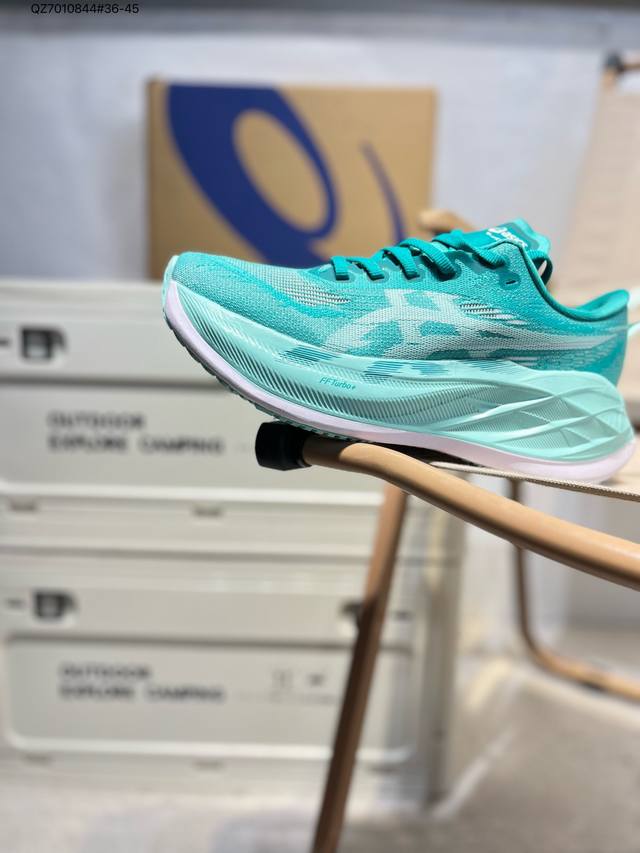 Asics Superblast 2 Paris亚瑟士经典跑鞋 如今机能风和户外风吹得正劲，便是主打“Urban Outdoor机能越野风格”，城市和户外场景都