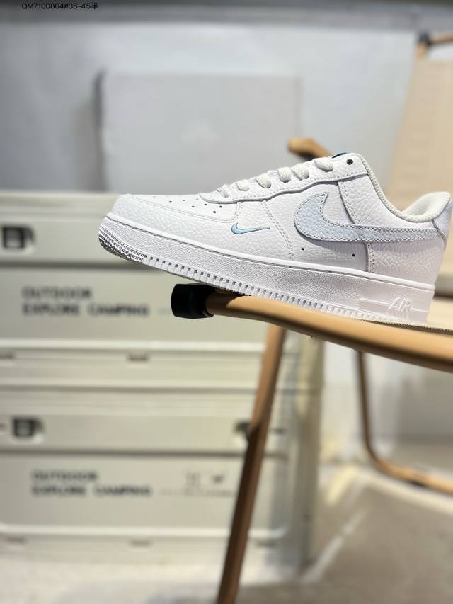 耐克 Nike Air Force 1 '07空军一号 百搭休闲运动板鞋。柔软、弹性十足的缓震性能和出色的中底设计，横跨复古与现代的外型结合，造就出风靡全球三十