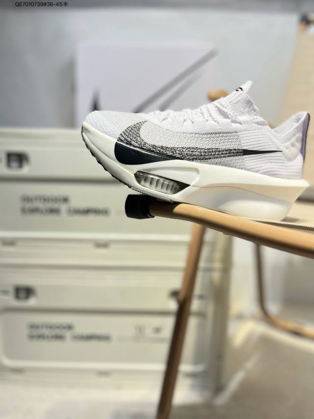新品发布 Nike Air Zoom Alphafly Next%整体采用前作的设计语言，并且对后者的细节进行升级，马拉松和长距离路跑的性能极限设计而生。Zd6
