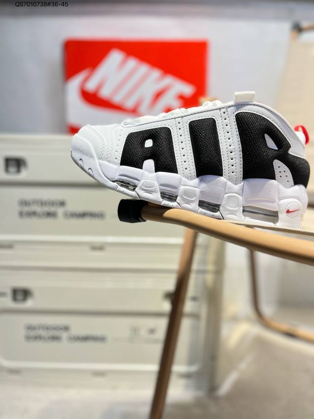 Nk Air More Uptempo ’96 Slide 皮蓬 以流行于街头的涂鸦文化为设计灵感，整体的设计风格夸张而充满魅力，厚实而充满质感的皮质鞋面两侧印
