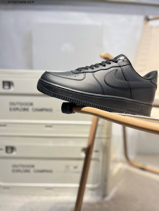 耐克 Nike Air Force 1 '07空军一号 百搭休闲运动板鞋。柔软、弹性十足的缓震性能和出色的中底设计，横跨复古与现代的外型结合，造就出风靡全球三十
