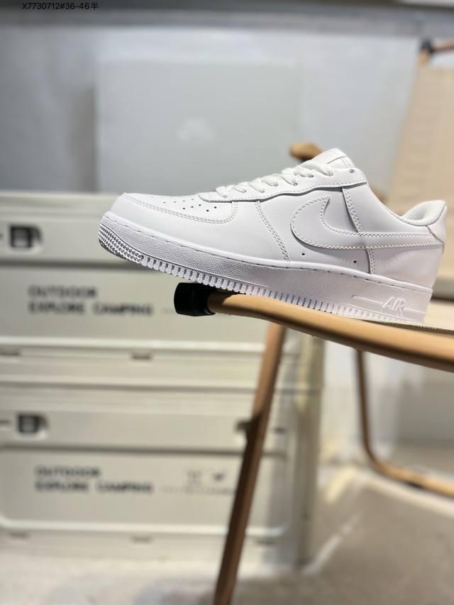 耐克 Nike Air Force 1 '07空军一号 百搭休闲运动板鞋。柔软、弹性十足的缓震性能和出色的中底设计，横跨复古与现代的外型结合，造就出风靡全球三十