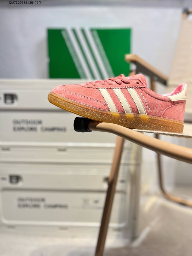 阿迪达斯Adidas Originals Gazelle Indoor 这款阿迪达斯运动鞋是 1979年 Gazelle Indoor 运动鞋的复兴，柔软的绒面
