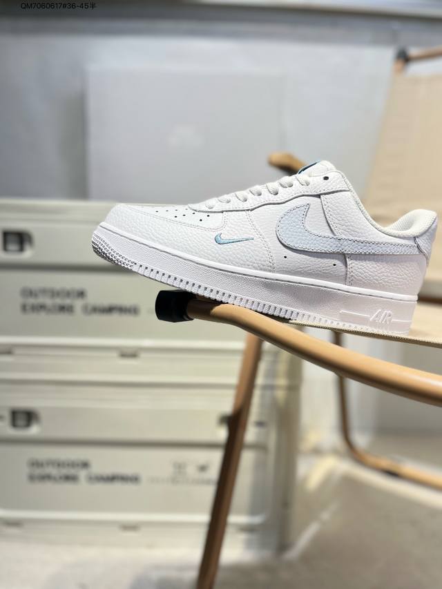 耐克 Nike Air Force 1 '07空军一号 百搭休闲运动板鞋。柔软、弹性十足的缓震性能和出色的中底设计，横跨复古与现代的外型结合，造就出风靡全球三十