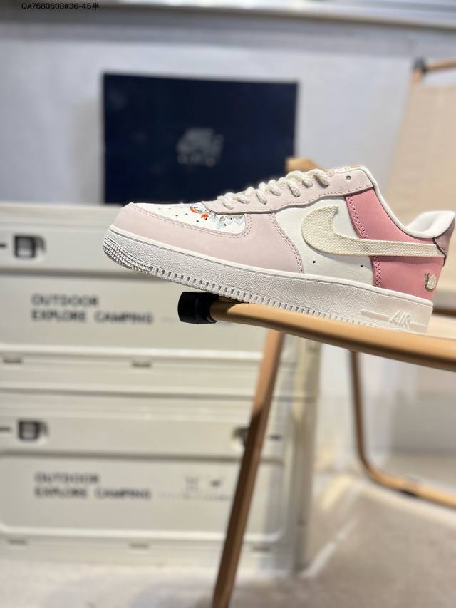 耐克 Nike Air Force 1 '07空军一号 百搭休闲运动板鞋。柔软、弹性十足的缓震性能和出色的中底设计，横跨复古与现代的外型结合，造就出风靡全球三十