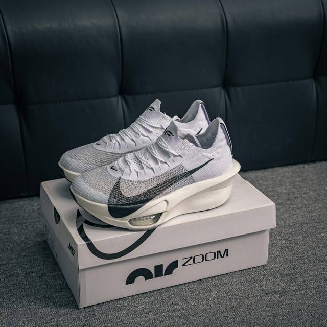 核心私 Nike Air Zoom Alphafly Next%整体采用前作的设计语言，并且对后者的细节进行升级，马拉松和长距离路跑的性能极限设计而生。 货号：