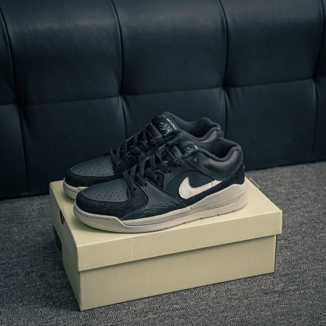 核心私 Air Jordan Stadium 90 Aj 简约休闲板鞋 #充满了对 Tinker Hatfeld原创设计的致敬，包括中足网状面板、前足外侧的鲨鱼