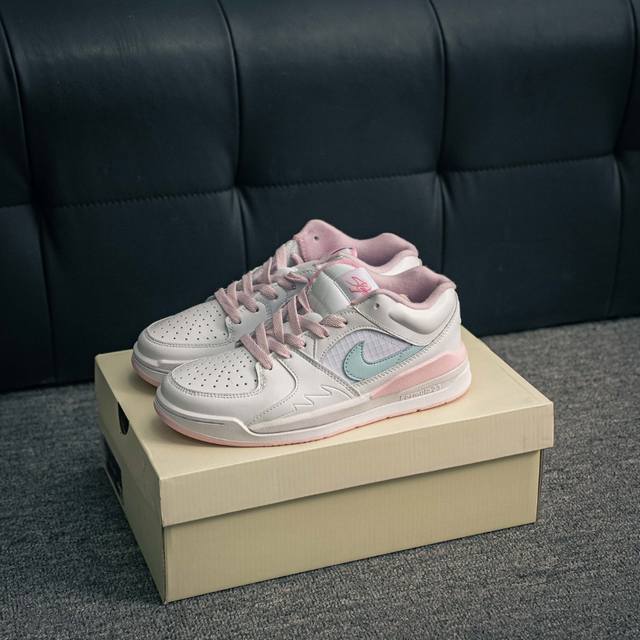 核心私 Air Jordan Stadium 90 Aj 简约休闲板鞋 #充满了对 Tinker Hatfeld原创设计的致敬，包括中足网状面板、前足外侧的鲨鱼