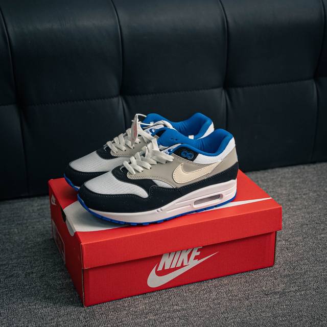 核心私 Nike Air Max 1 耐克气垫 缓震 耐磨运动鞋 鞋身材质均选择皮革 织物 麂皮多种材质覆盖 保证质感的前提下 层次感也相当不错 带有开窗式 A