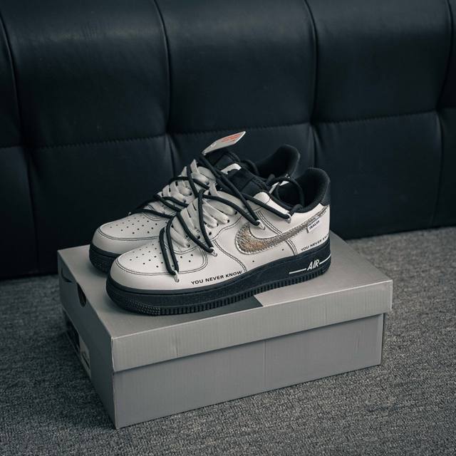 核心私 Air Force 1 原装级别 原楦头原纸板 打造纯正空军版型专注外贸渠道 全掌内置蜂窝气垫 原盒配件 原厂中底钢印、拉帮完美 货号：Zh0316 0