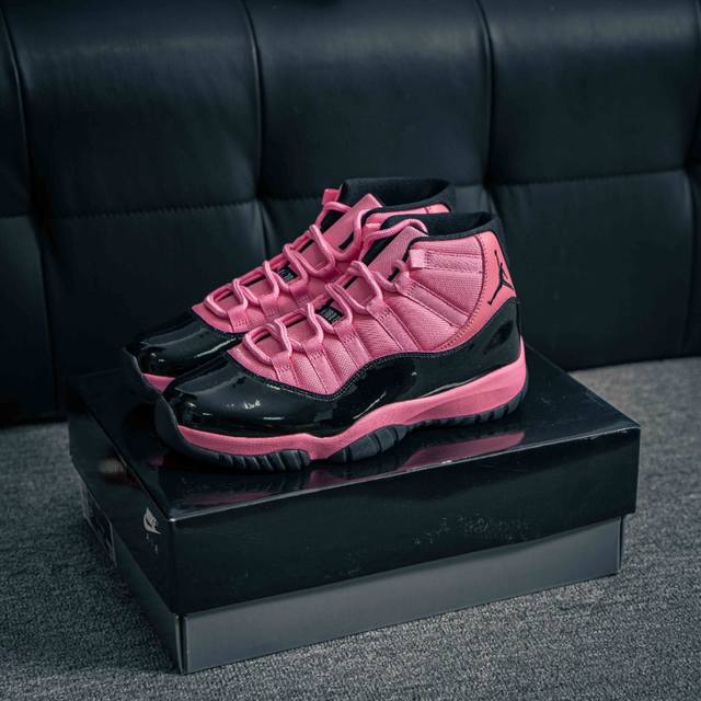 核心私 Air Jordan 11 Retro 高帮 黑粉漆皮 Aj11 乔丹11代 Aj11 乔11 高邦 粉黑 乔丹篮球鞋系列 鞋身采用粉色尼龙网眼鞋面，搭