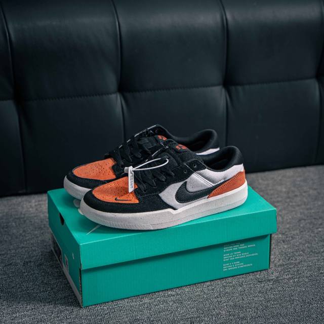 核心私 耐克Nike Sb Force 58 硫化杯底 传统篮球风格 原楦版型 Nike Sb Force 58 男 女滑板鞋采用包边设计 经久耐穿 硫化结构则