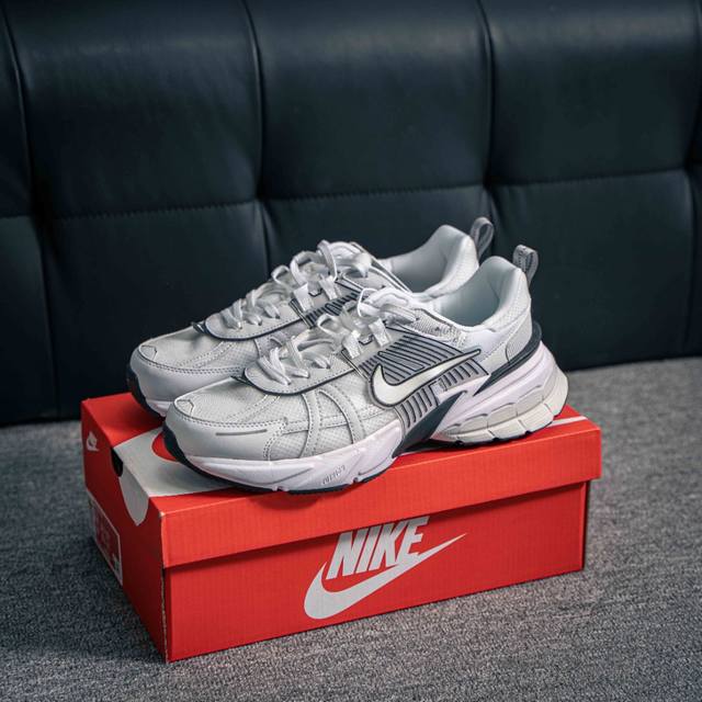 核心私 Nike V2K Run 减震防滑复古低帮跑步鞋 材质上使用大面积网眼 皮革 Tpu 组成 支撑和透气性肯定不错 中底处由 Cushlon 泡绵打造 保
