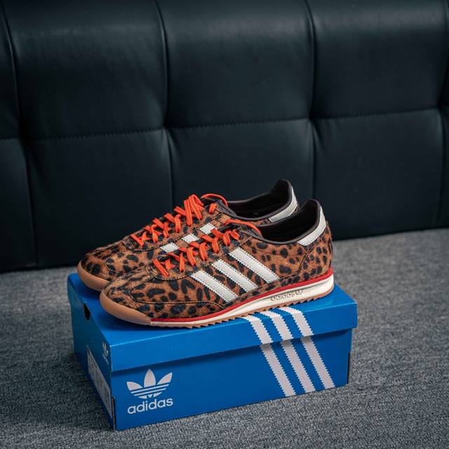核心私 Adidas Originals Sl 72 Rs 超轻便透气复古慢跑鞋 鞋头的设计饱满圆润 鞋面是翻毛皮和尼龙材质结合 上脚舒适柔软 橡胶大底非常耐磨