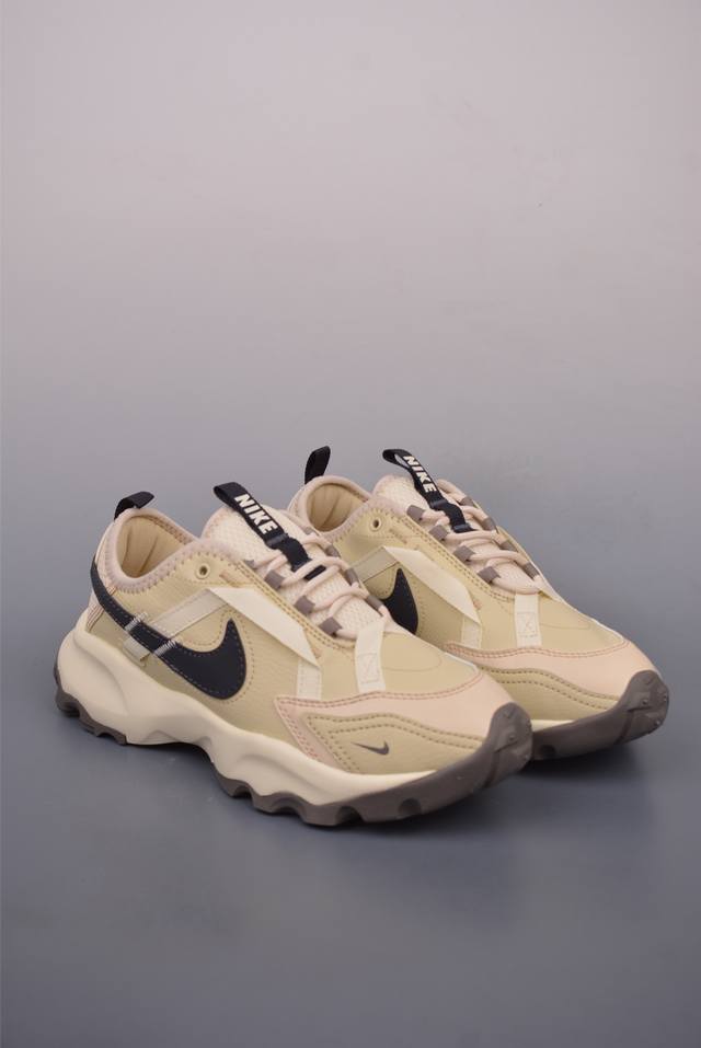 W Nike Tc 7900 新款老爹鞋 注入非凡时尚气息 塑就高雅外观 耐穿合成材质搭配柔软丝绒 该鞋款保留了挚爱的加垫鞋口 柔软泡绵缓震配置 和抓附力十足的