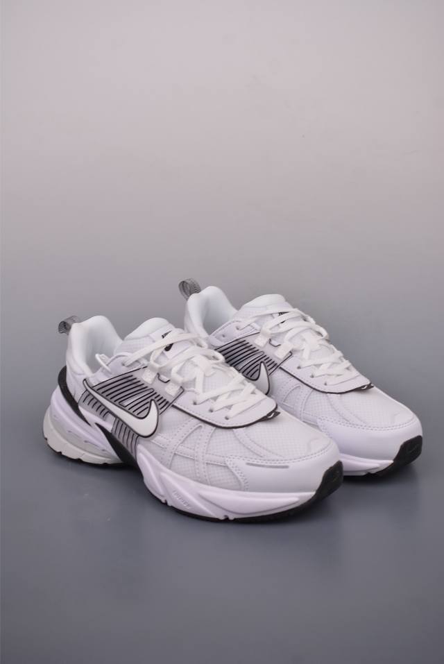 Nike V2K Runtekk 公司级版本 减震防滑复古低帮跑步鞋 材质上使用大面积网眼 皮革 Tpu 组成 支撑和透气性肯定不错 中底处由 Cushlon