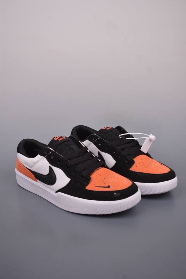 耐克Nike Sb Force 58 硫化杯底 传统篮球风格 原楦版型 Nike Sb Force 58 男 女滑板鞋采用包边设计 经久耐穿 硫化结构则有效提升