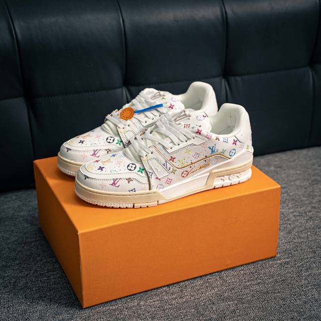 核心私 新货Louis Vuitton Lv路易威登休闲文化运动板鞋系列 #广东大厂品质 舒适轻泡大底和百搭性霸屏整个时尚娱乐圈，细节调整完美主义！鞋面采用意大